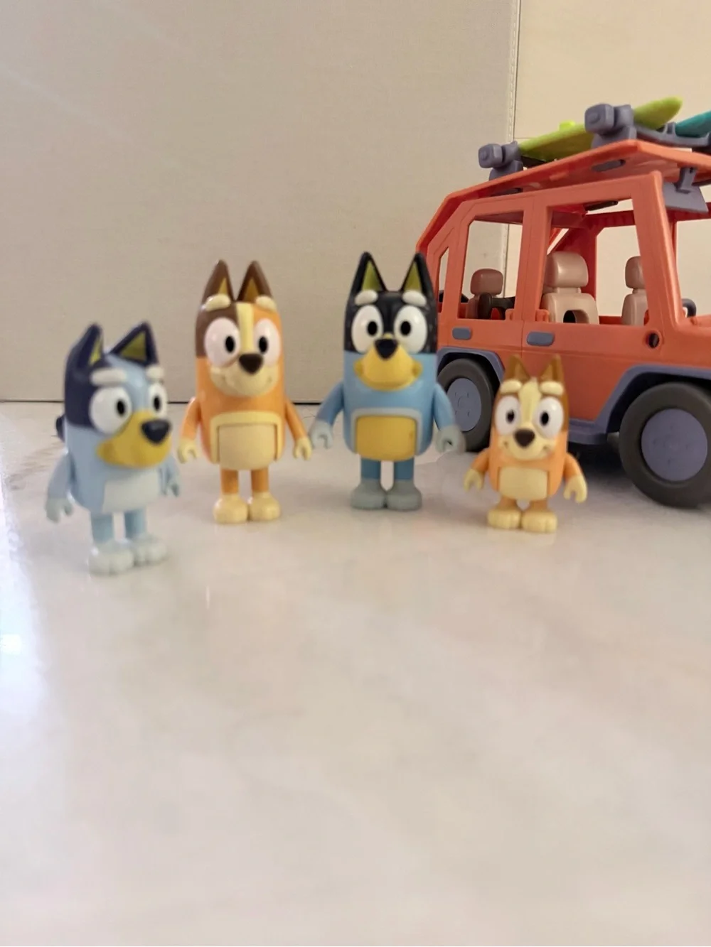 Bluey Heeler Family 4WD Vehicle Playset with 4 Figures & Surfboards